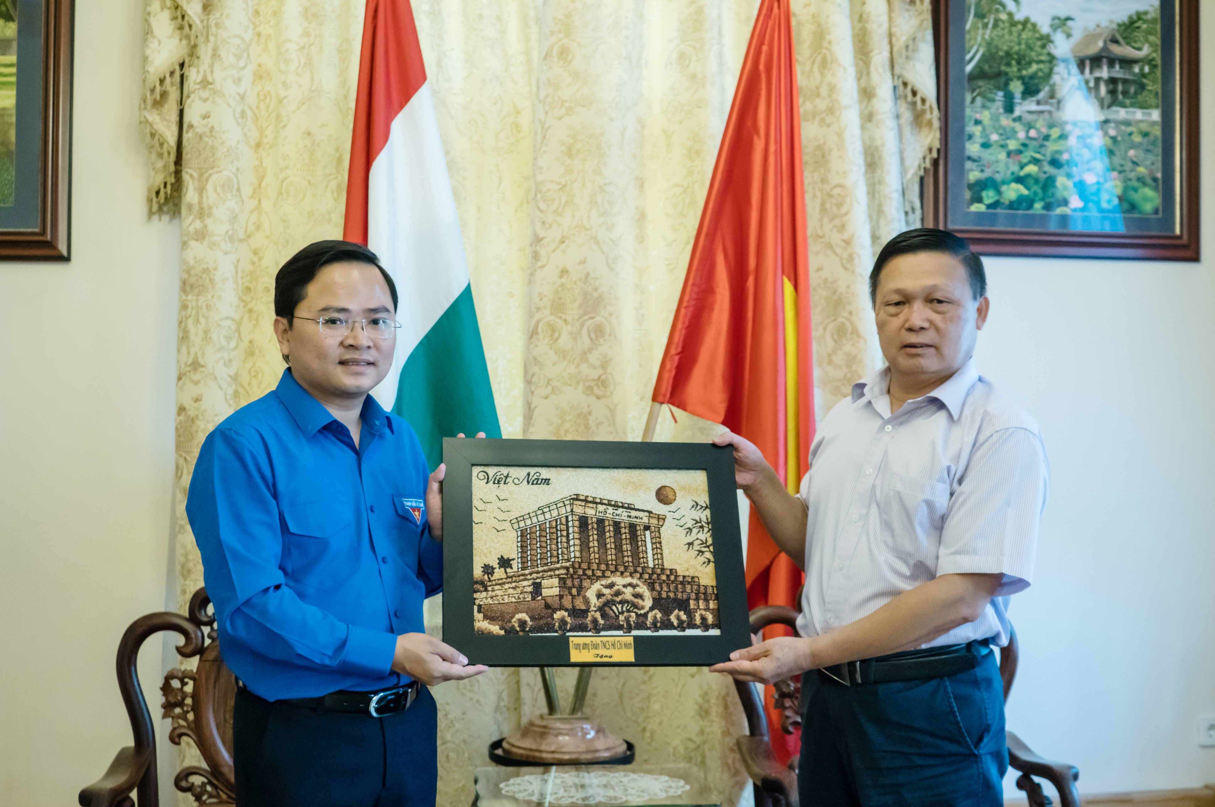 1.    Anh Tuấn tặng quà cho đại biện lâm thời Đại Sứ quán Việt Nam tại Hungary